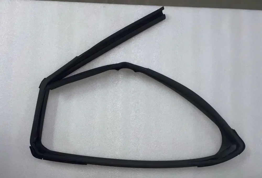 نوار شیار شیشه در عقب چپ بی وای دی Dolphin EV – 13136658-00